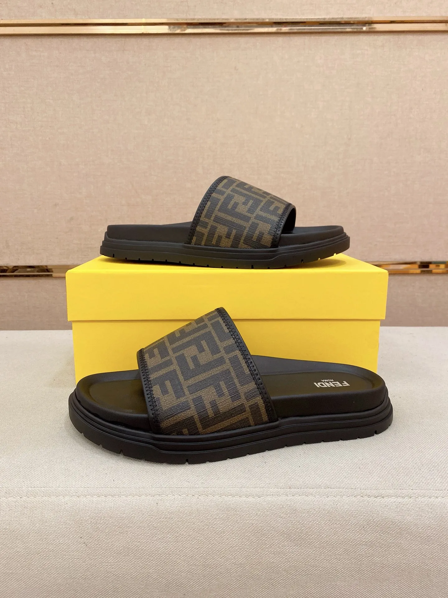 Factory price: 320💰 [Fendi Slippers] High-end brand of men's shoes, official website 1:1 latest masterpiece: original mold customization, the fabric is made of imported original materials, upgraded outsole, lighter and non-slip. The market's top quality, simple yet tasteful, a must-have for fashionistas, fashionable at your feet, full of confidence, the same style at the counter 👍The season of summer slippers is here. Code: 38-44 (45 is custom-made and cannot be returned or exchanged)